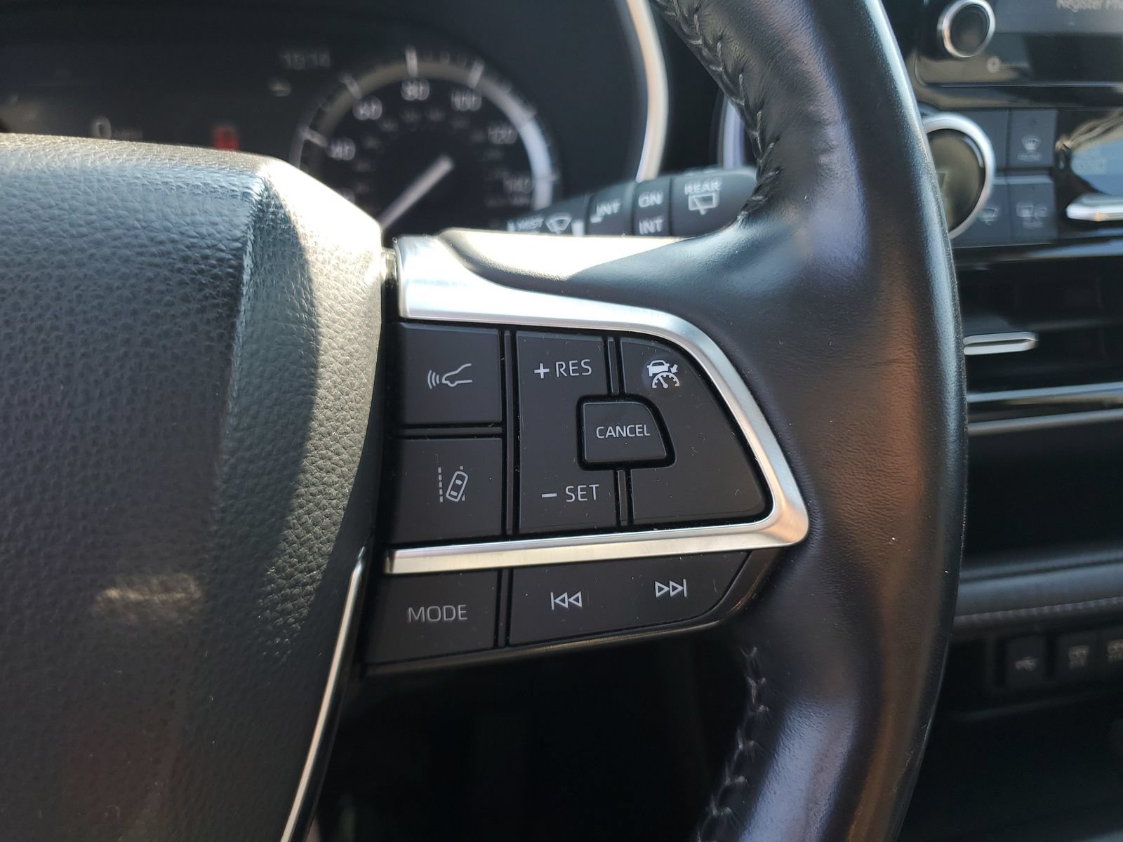 Used 2020 Toyota Highlander XLE AWD/4WD image 24