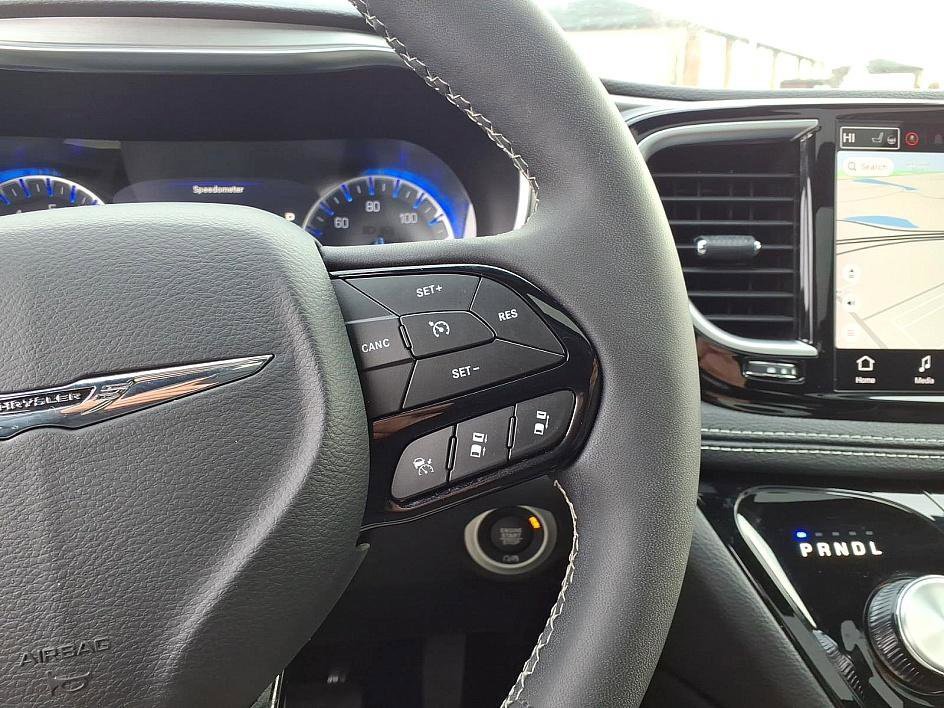 Used 2023 Chrysler Pacifica Limited w/ S Appearance Package image 30