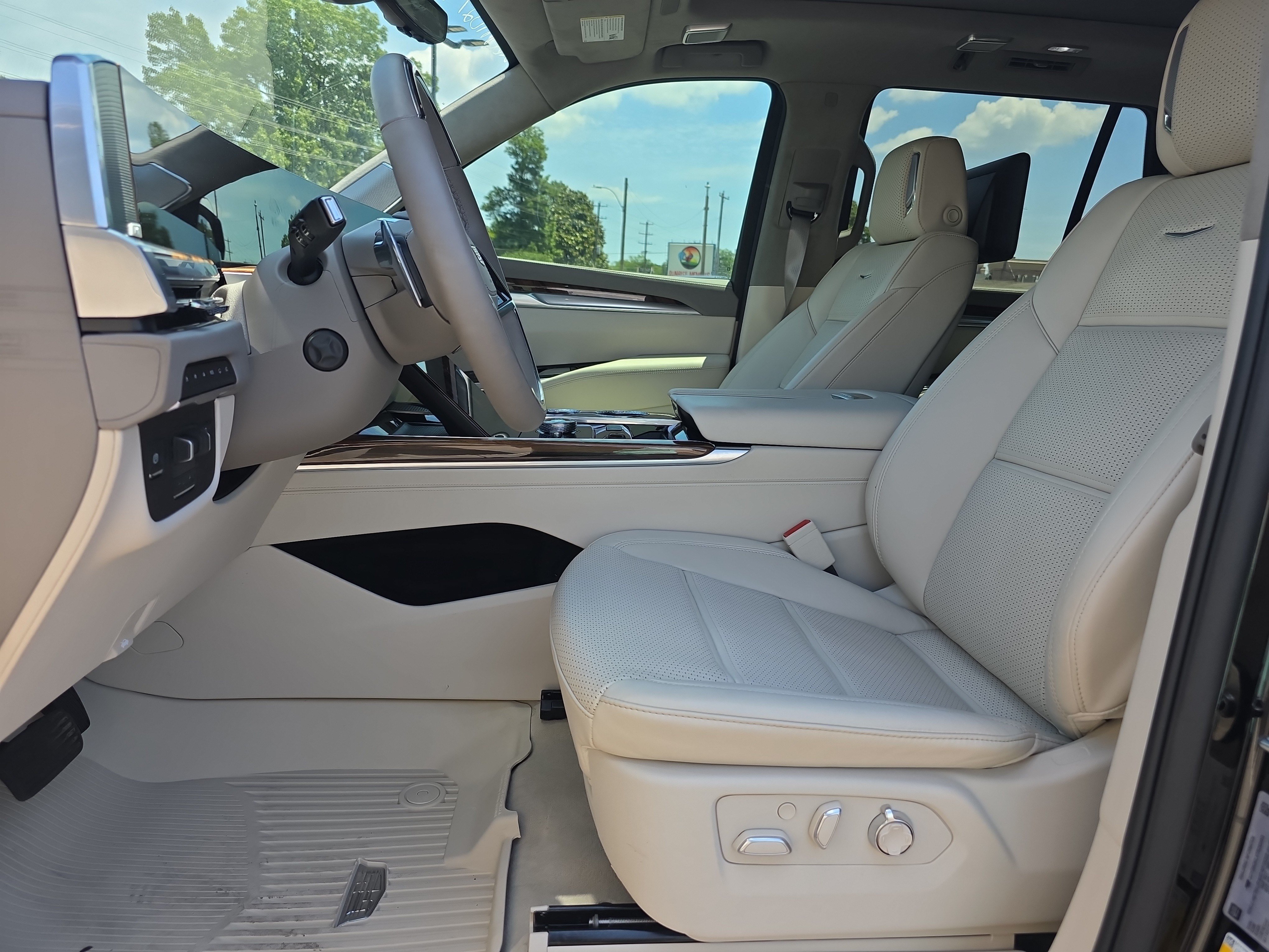 Used 2026 Cadillac Escalade Platinum Sport w/ LPO, Floor Liner Package AWD/4WD image 10