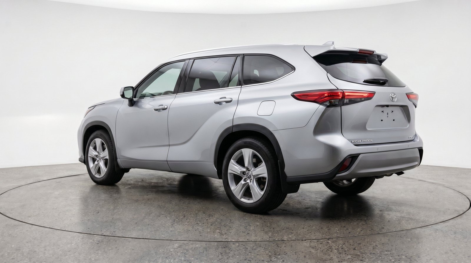 Used 2025 Toyota Highlander LE FWD image 6