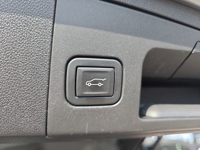 Used 2023 Cadillac XT4 Luxury w/ Cold Weather Package FWD image 13