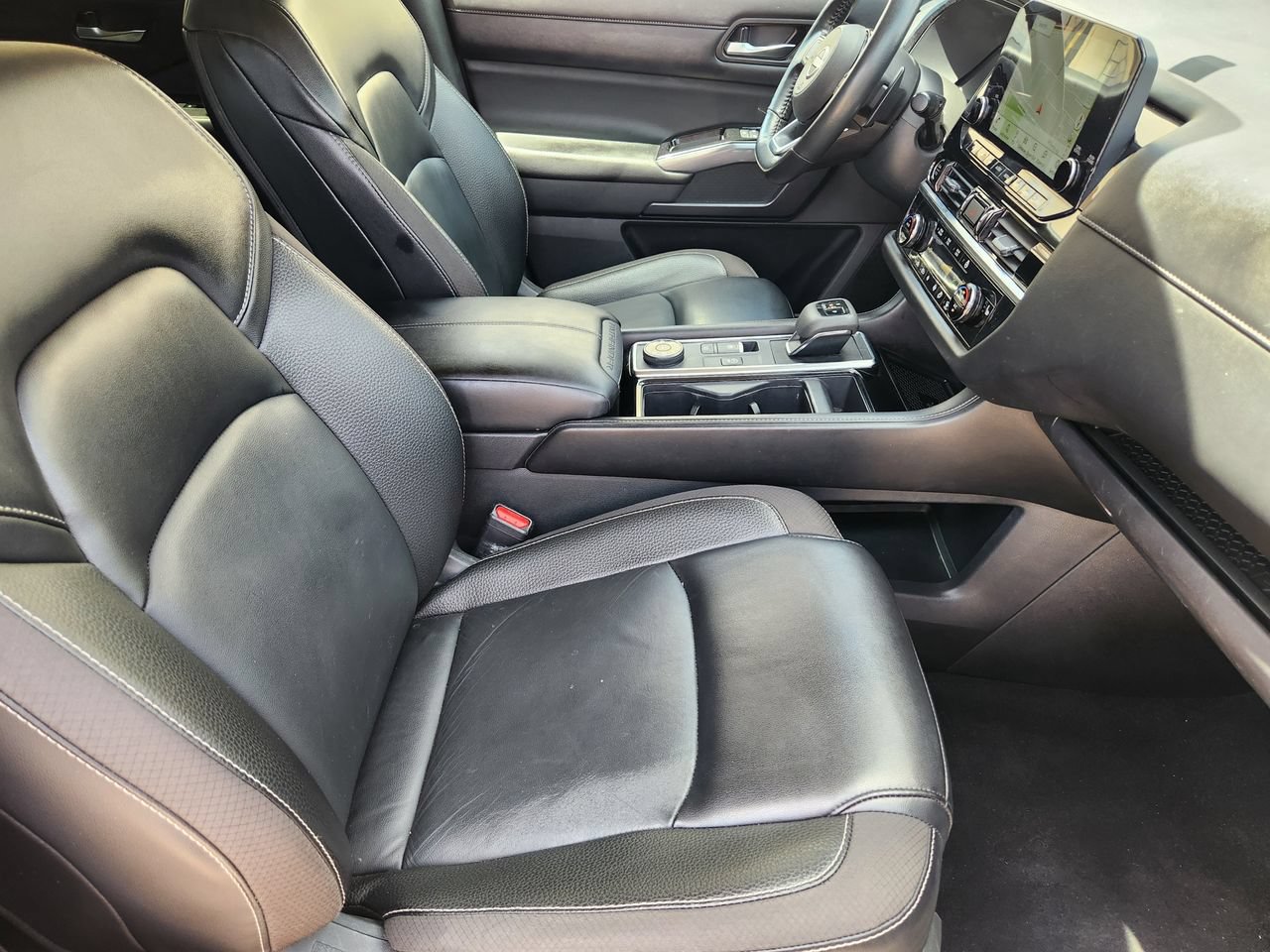 Used 2023 Nissan Pathfinder SL AWD/4WD image 11