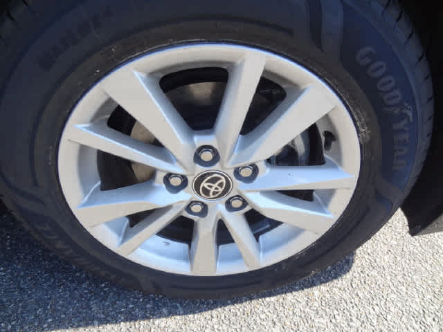 Used 2025 Toyota Camry LE FWD image 31