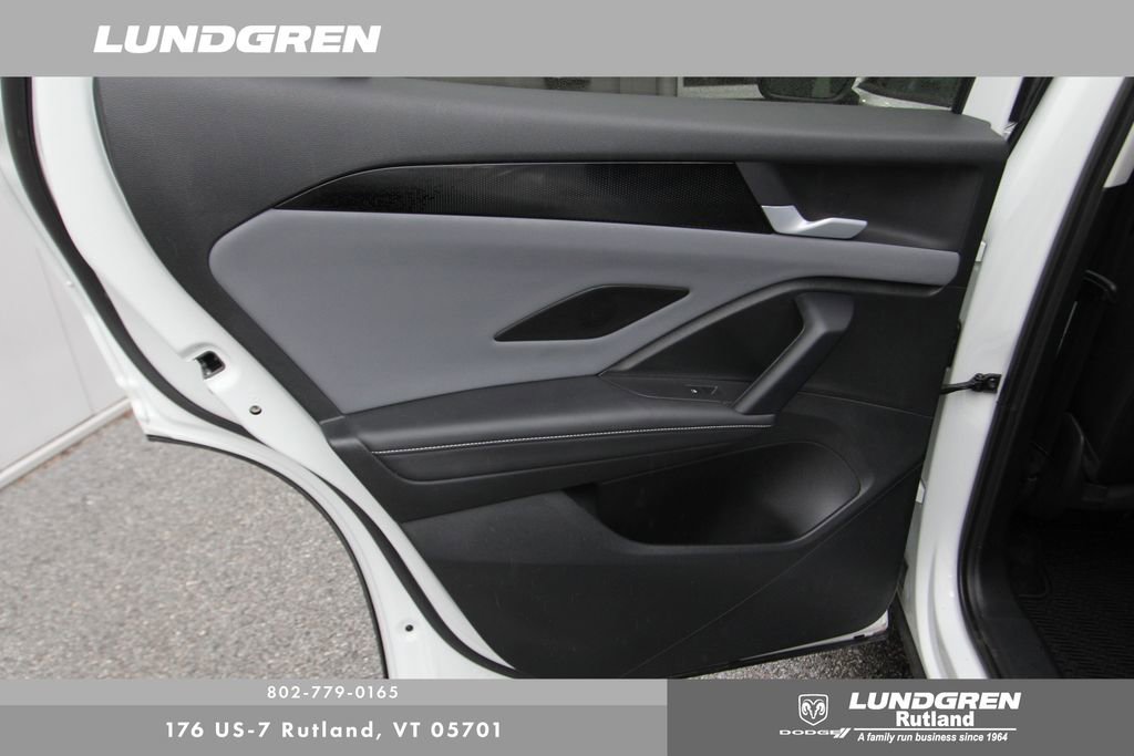 Used 2025 Volkswagen Tiguan SE w/ Panoramic Sunroof Package AWD/4WD image 16