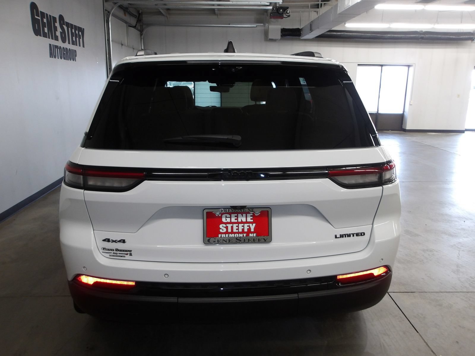 Used 2023 Jeep Grand Cherokee Limited w/ Luxury Tech Group II AWD/4WD image 7