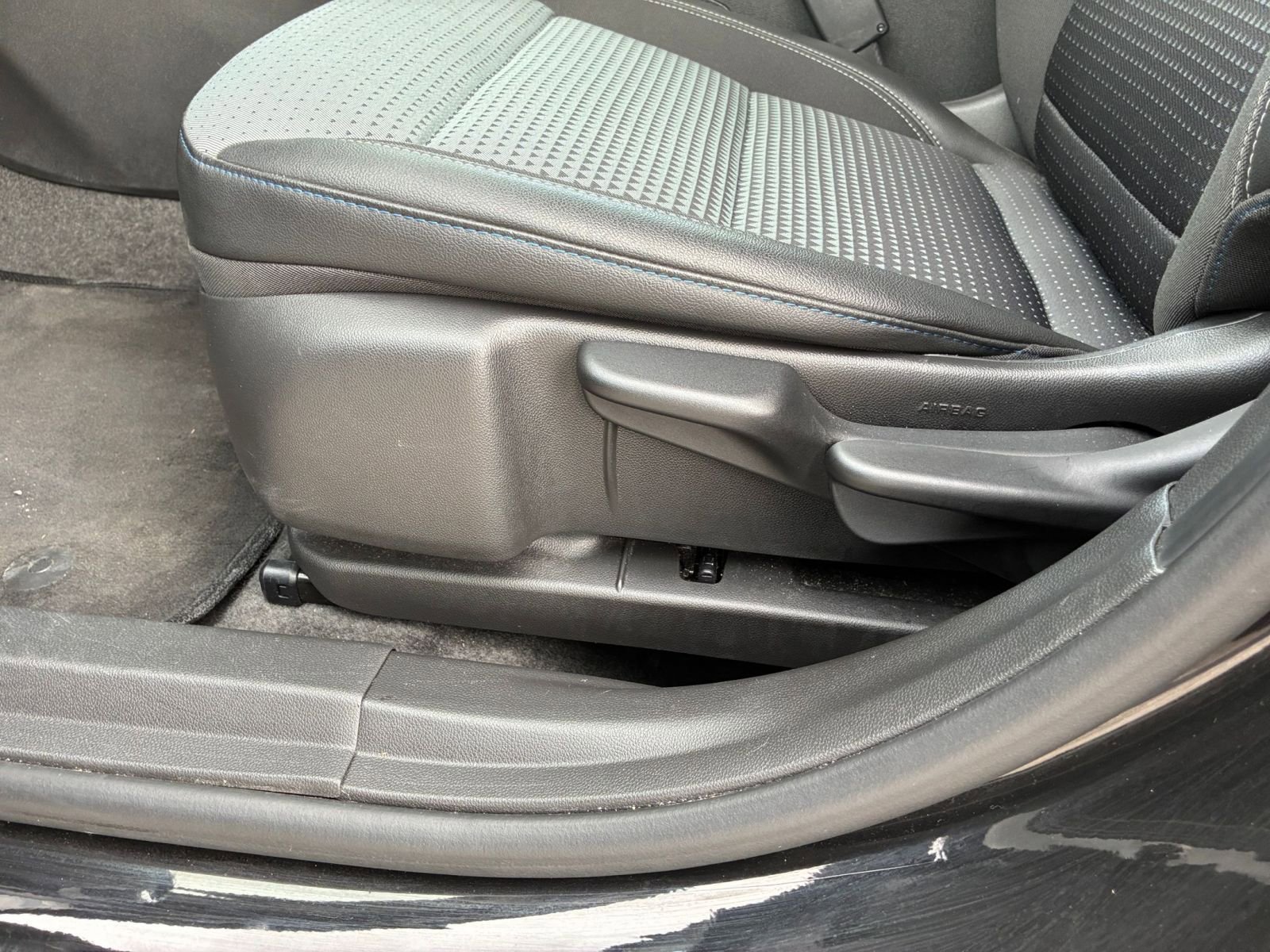 Used 2025 Chevrolet Trax LT w/ LT Convenience Package image 19