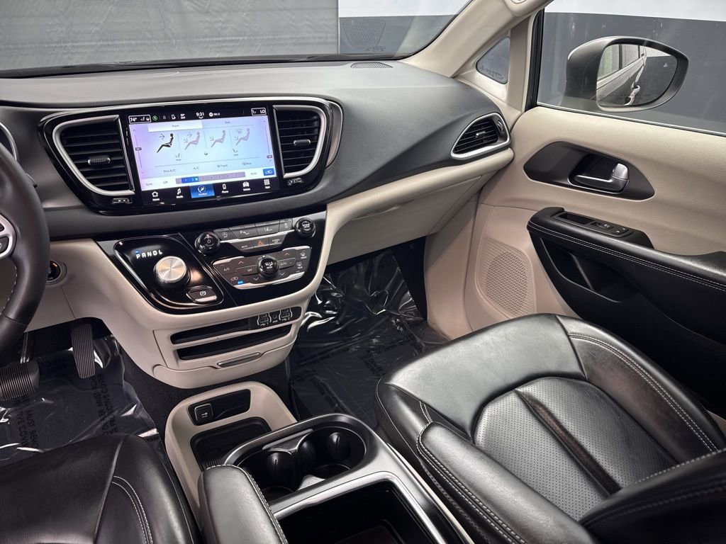 Used 2023 Chrysler Pacifica Touring-L FWD image 10