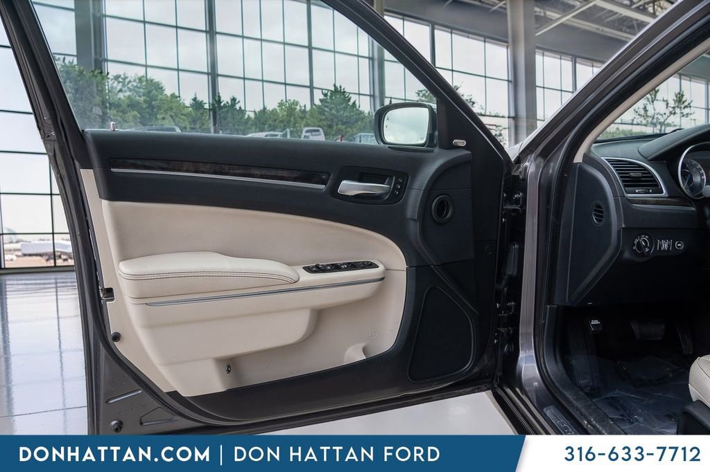 Used 2018 Chrysler 300 Limited w/ Safetytec Plus Group RWD image 17