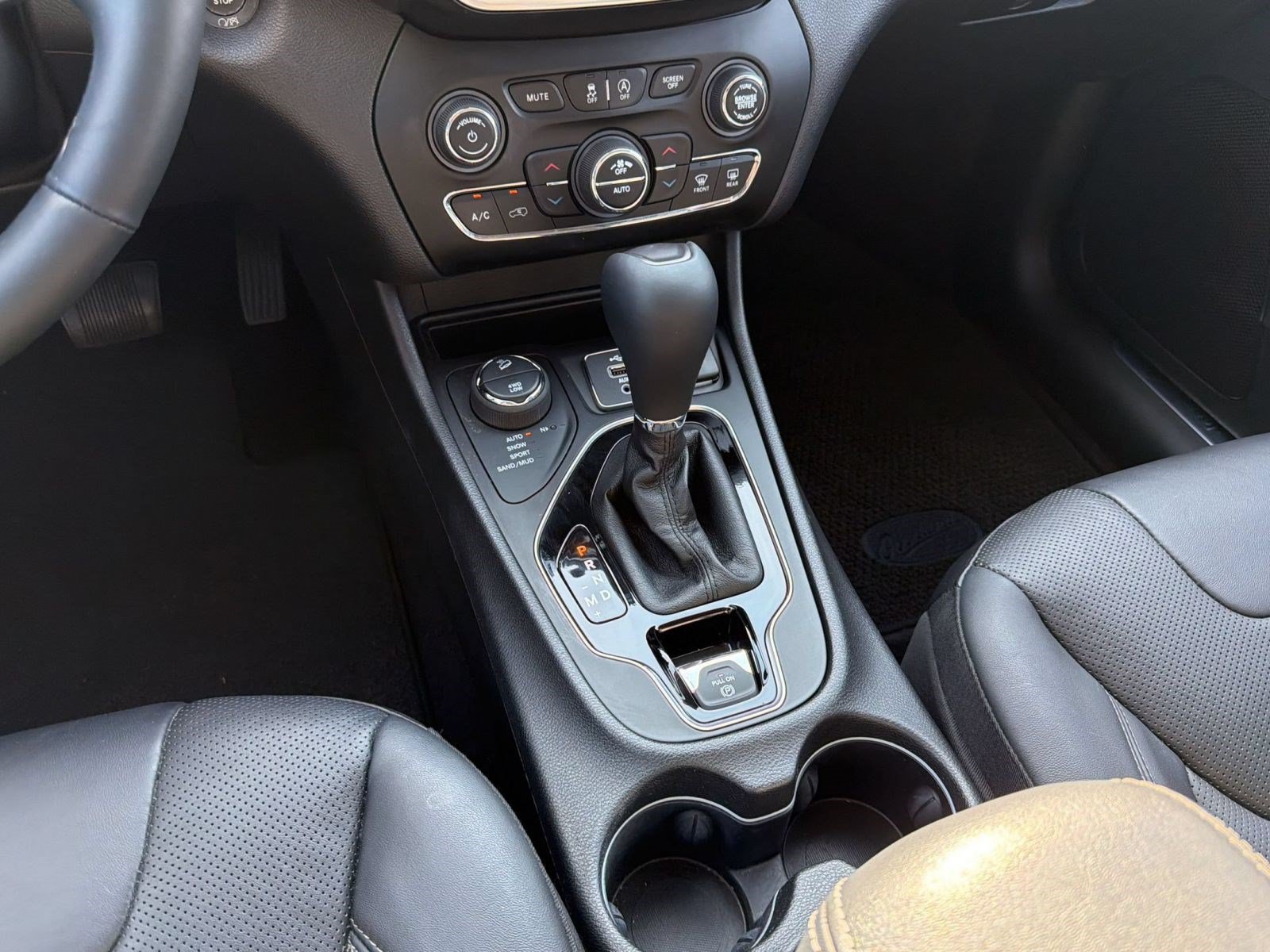 Used 2019 Jeep Cherokee Overland w/ Heavy Duty Protection Group AWD/4WD image 20