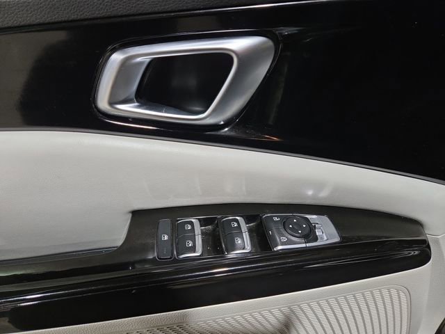 Used 2022 Kia Carnival EX image 15