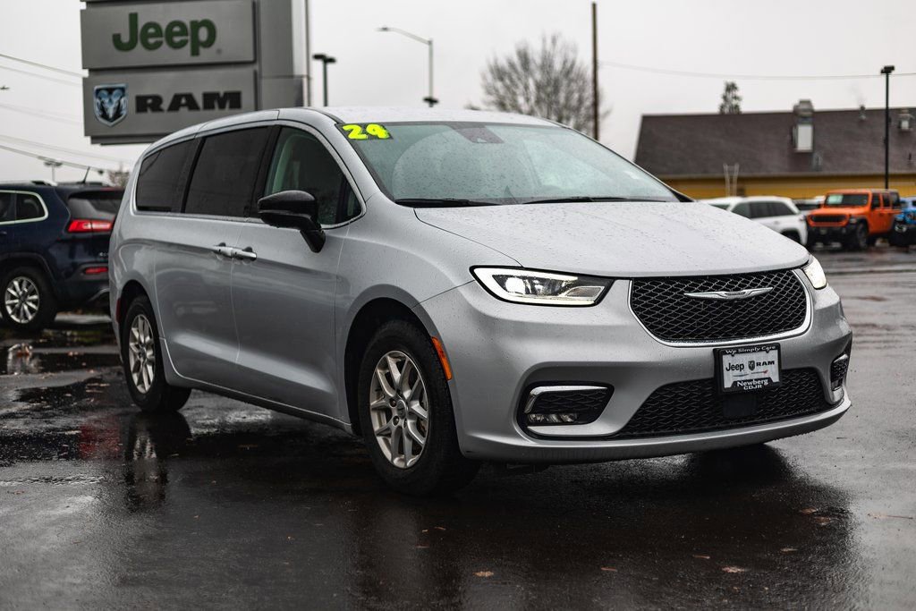 Used 2024 Chrysler Pacifica Touring-L image 6