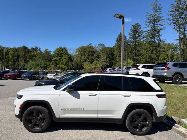 Used 2023 Jeep Grand Cherokee Altitude AWD/4WD image 4