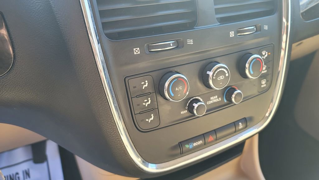 Used 2015 Dodge Grand Caravan SXT FWD image 23