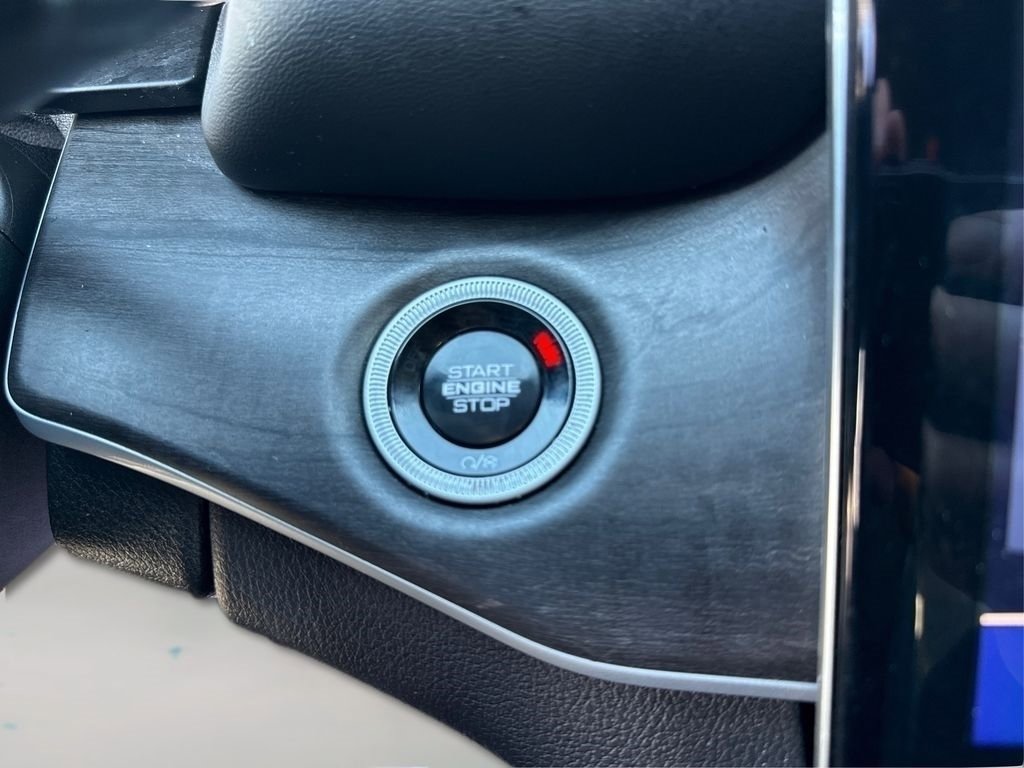 Used 2024 Jeep Grand Cherokee Limited w/ Black Appearance Package image 24