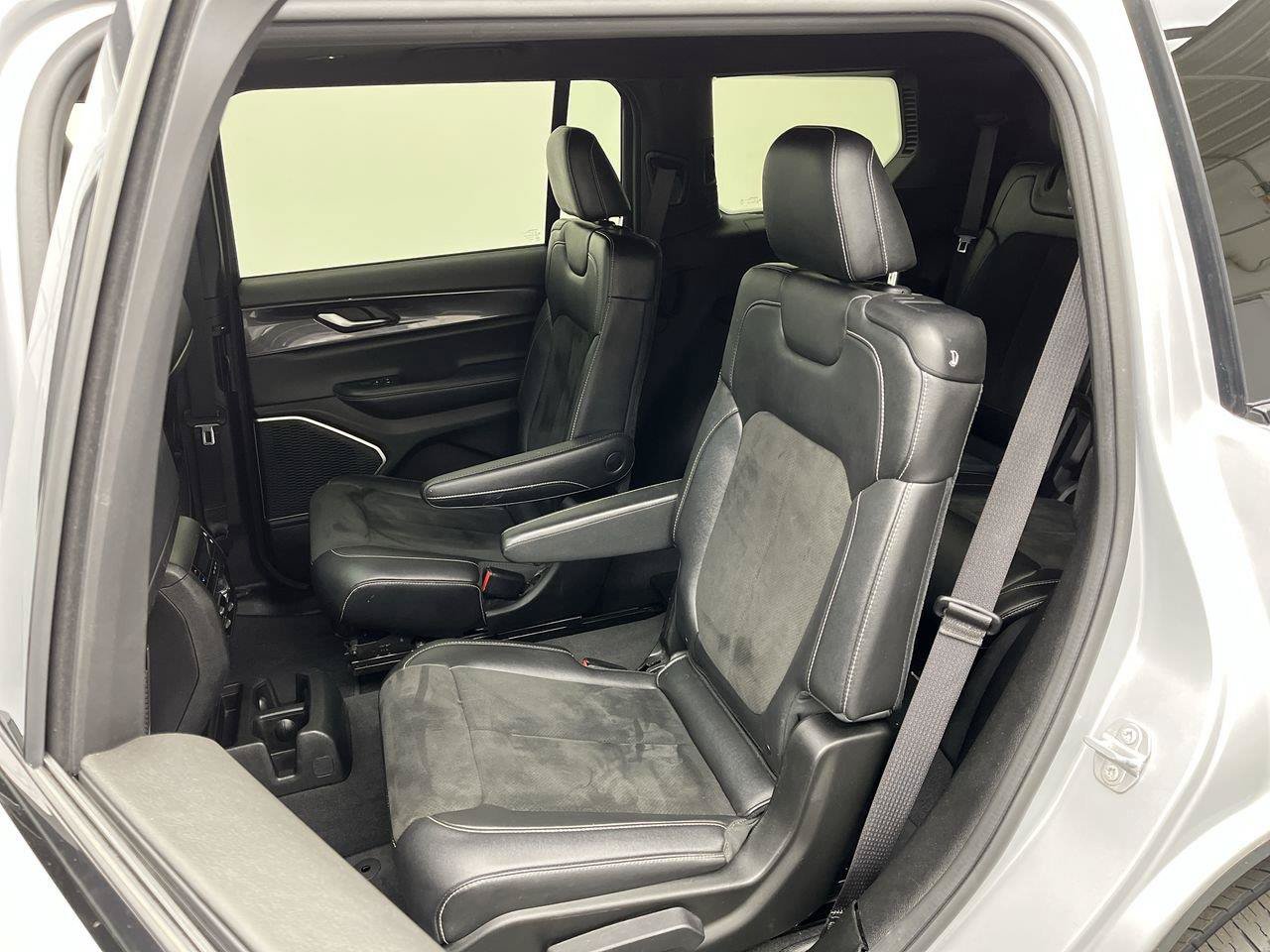 Used 2022 Jeep Grand Cherokee L Laredo AWD/4WD image 11