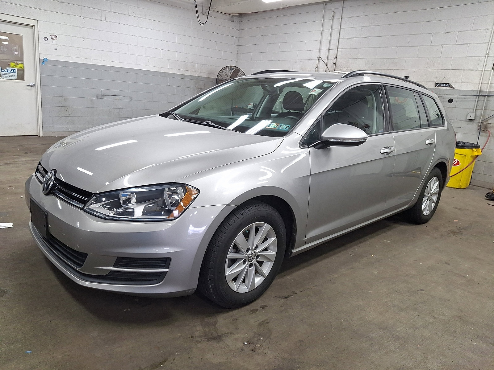 Used 2016 Volkswagen Golf S image 2