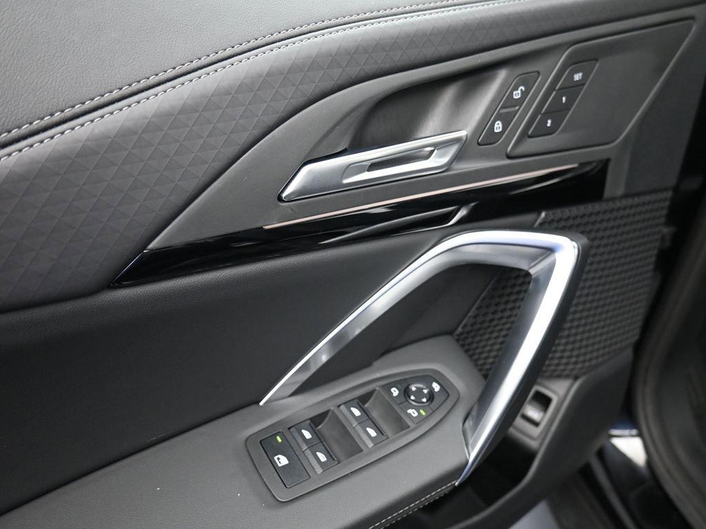 Used 2025 BMW X2 xDrive28i image 9