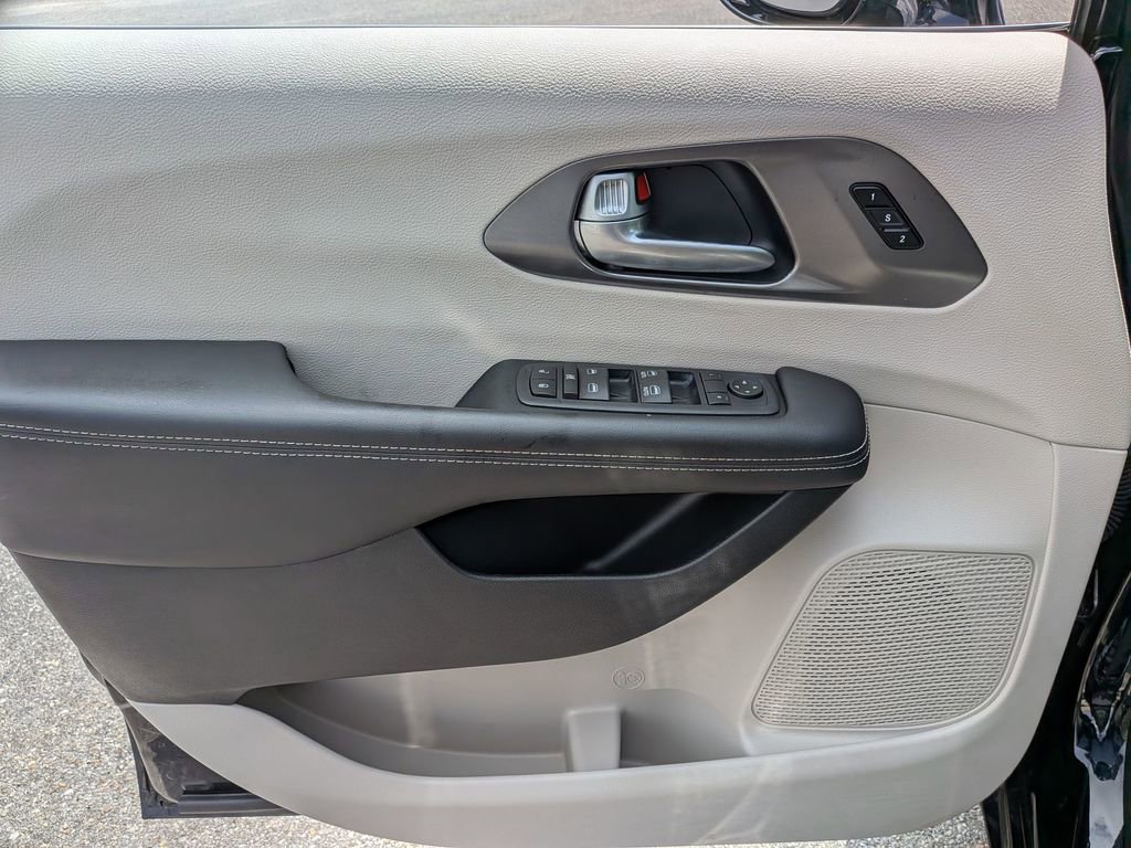 Used 2024 Chrysler Pacifica Touring-L FWD image 30