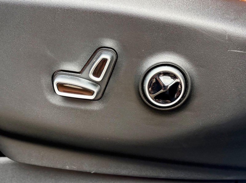 Used 2025 Chrysler Pacifica Pinnacle FWD image 36