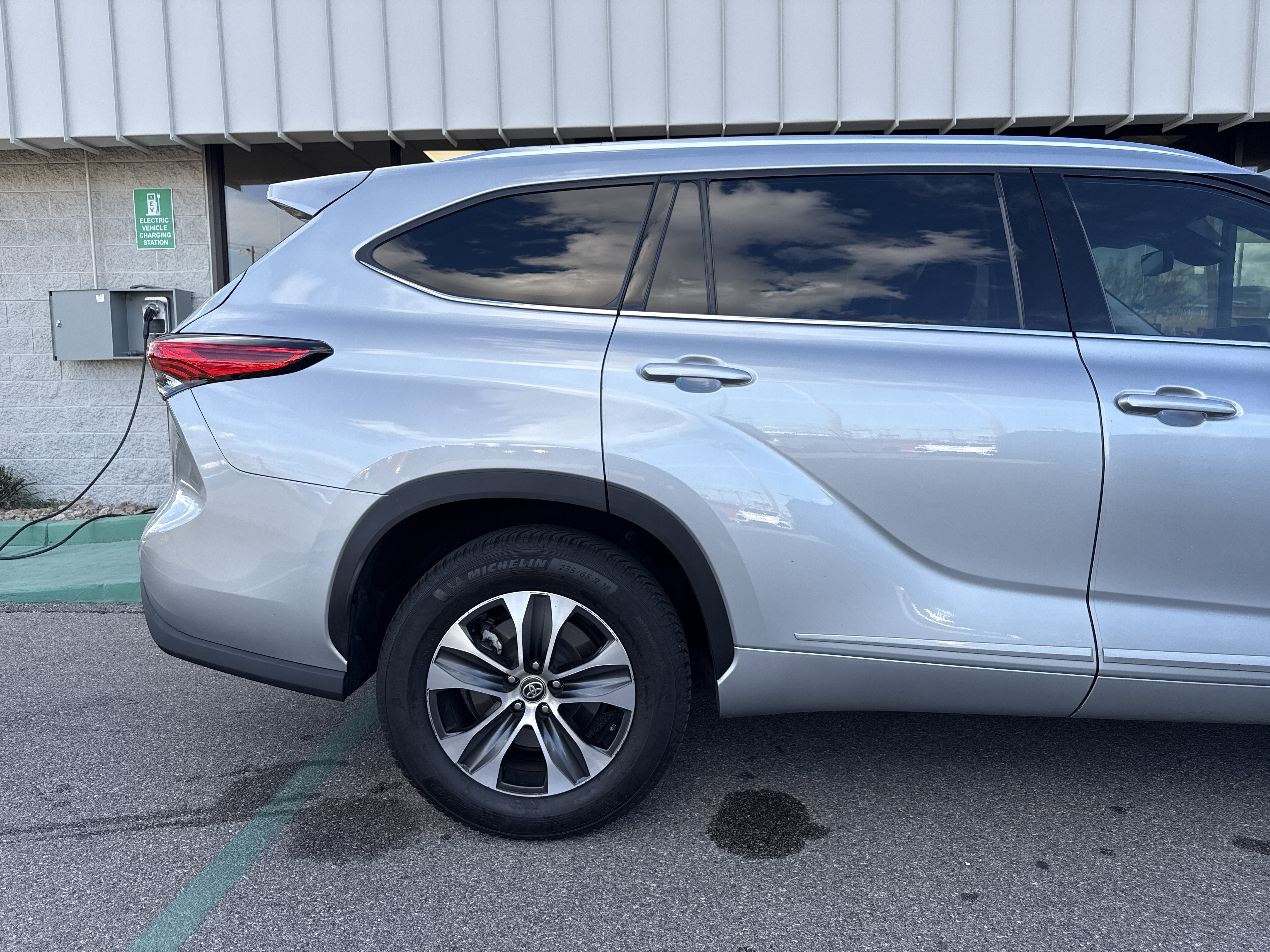 Used 2020 Toyota Highlander XLE image 24