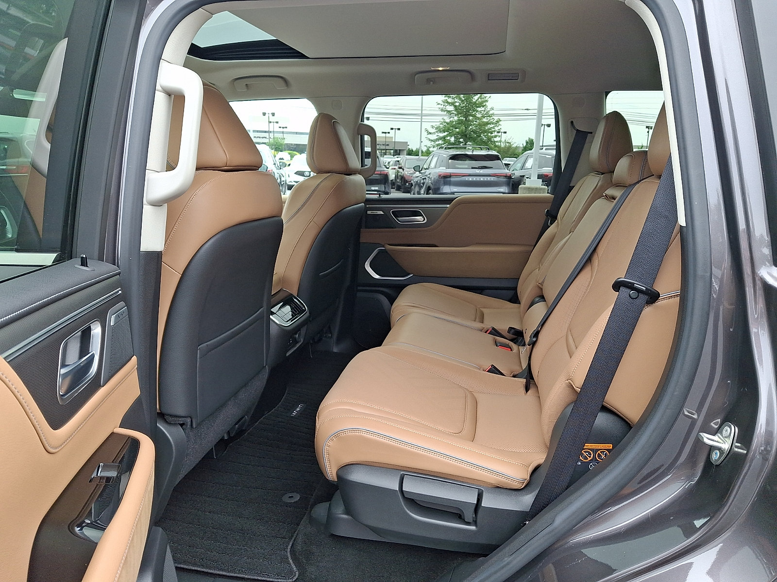 Certified 2025 INFINITI QX80 Luxe AWD/4WD image 4