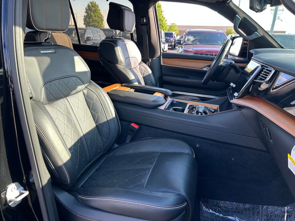 Used 2023 Jeep Grand Wagoneer Series III AWD/4WD image 29