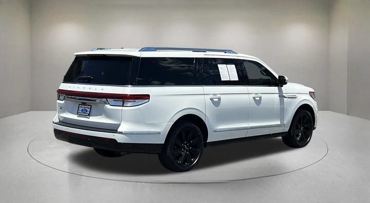 Certified 2024 Lincoln Navigator L Reserve AWD/4WD image 5