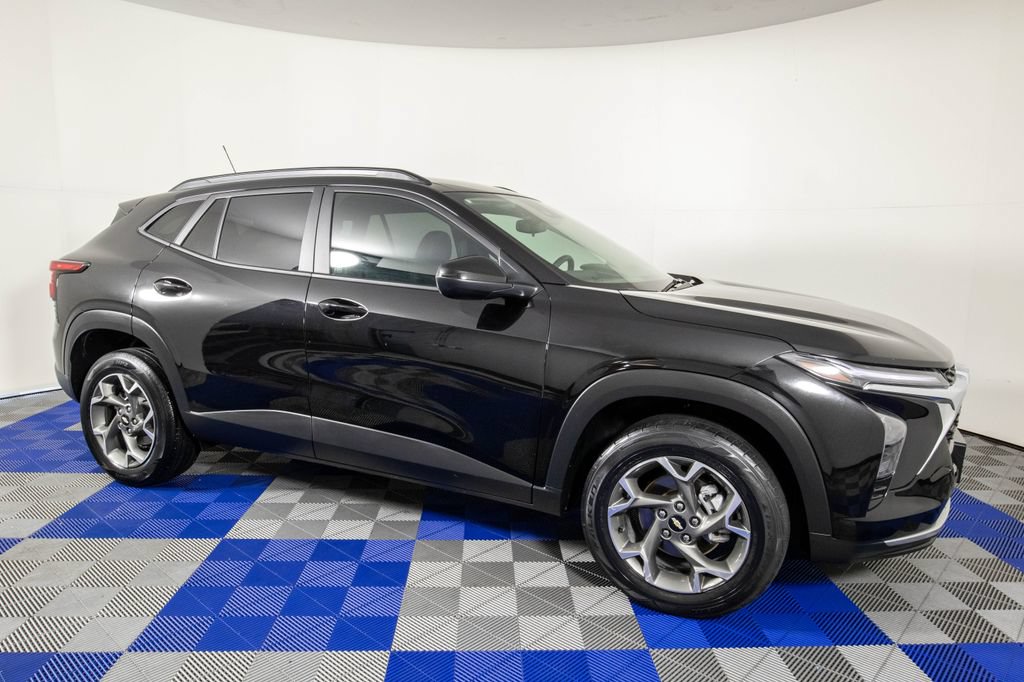 Used 2025 Chevrolet Trax LT FWD image 3