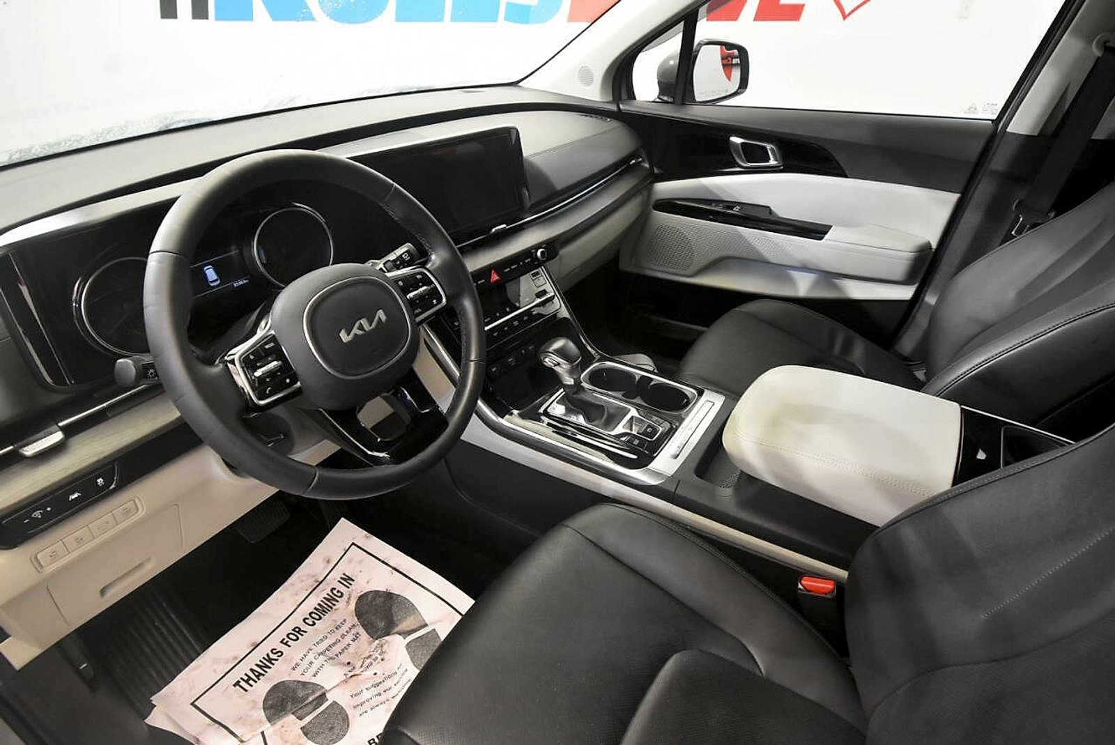 Used 2024 Kia Carnival EX FWD image 12