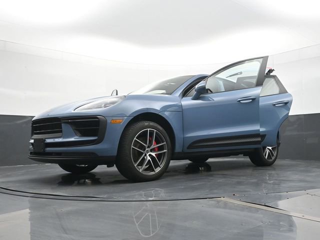 Certified 2022 Porsche Macan S AWD/4WD image 31