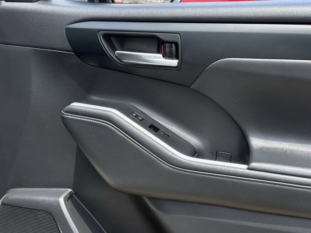 Used 2021 Toyota Highlander XSE FWD image 29