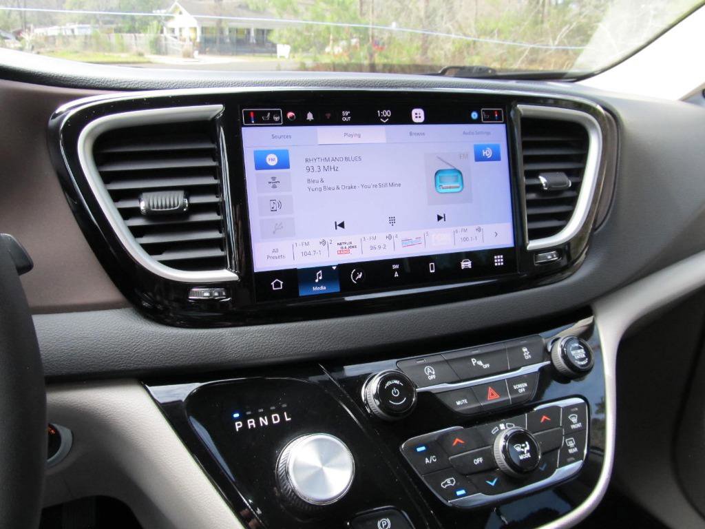 Used 2023 Chrysler Voyager LX image 60