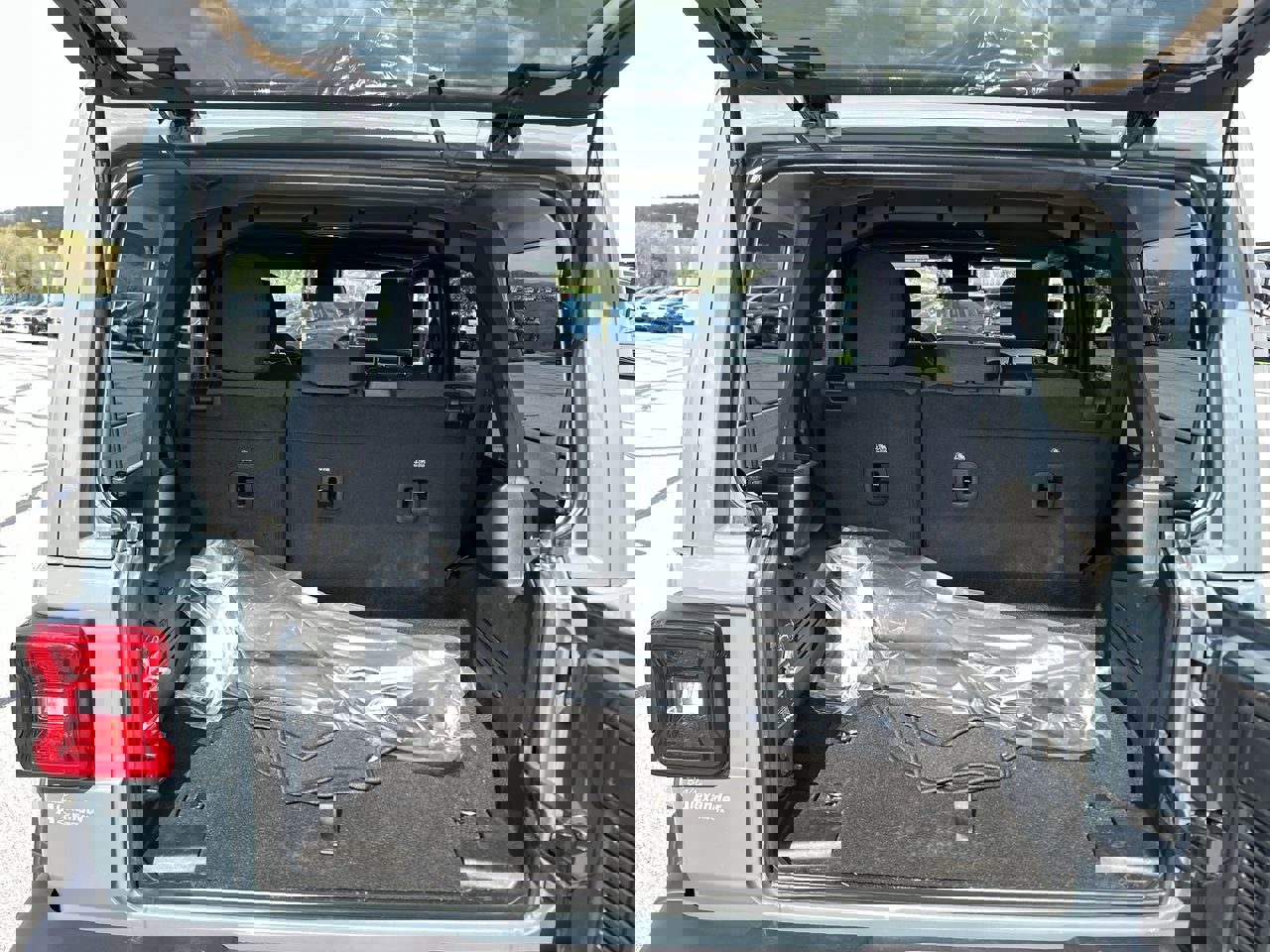 Used 2025 Jeep Wrangler Sahara w/ Safety Group AWD/4WD image 18