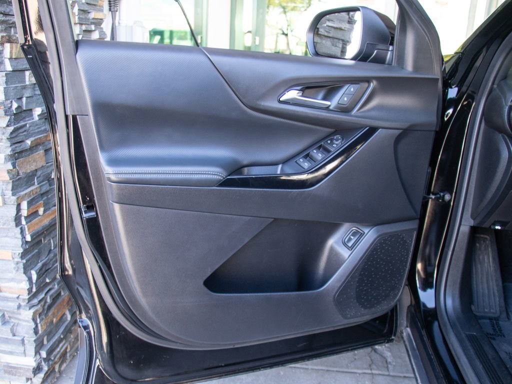 Used 2025 Chevrolet Equinox LT w/ Convenience Package II image 9