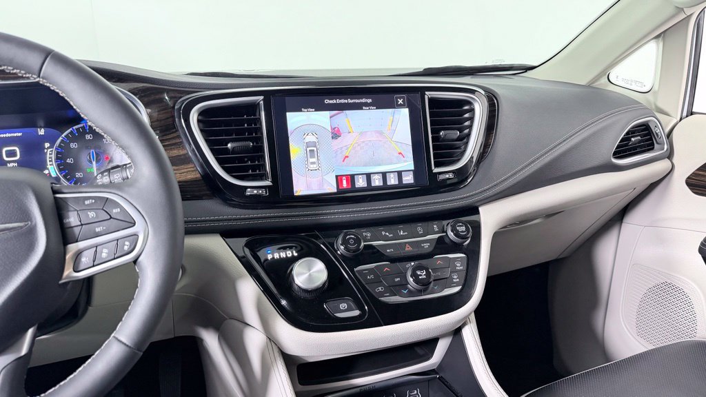 Used 2024 Chrysler Pacifica Limited AWD/4WD image 24