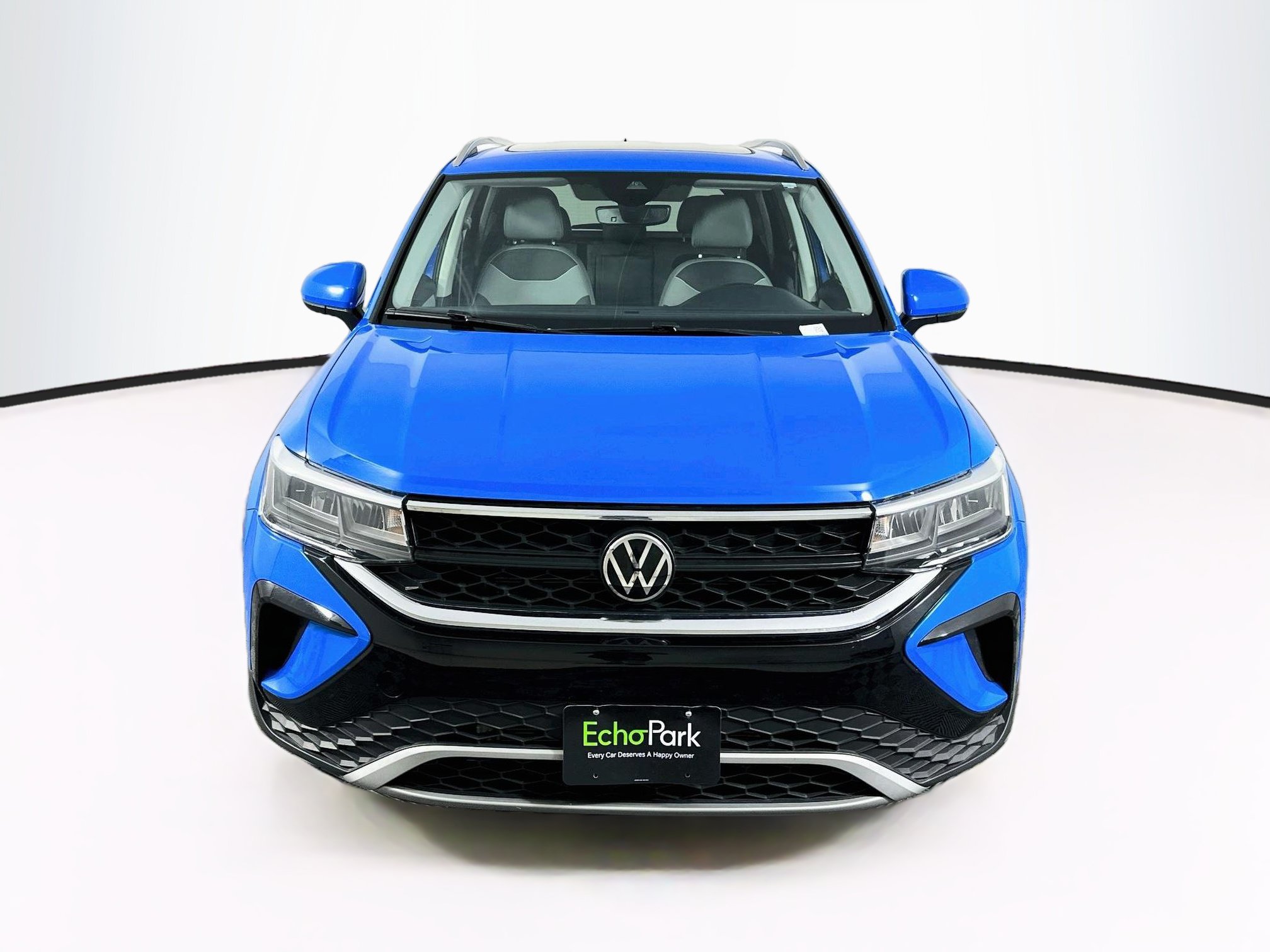 Used 2023 Volkswagen Taos SE w/ Panoramic Sunroof Package AWD/4WD image 2