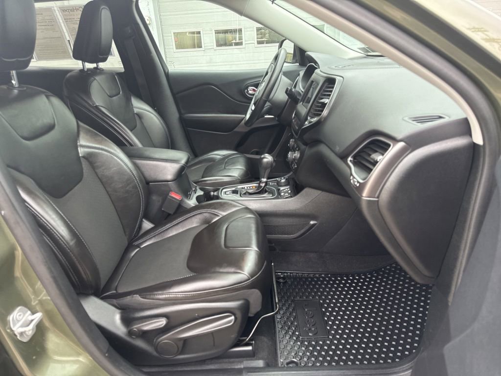 Used 2019 Jeep Cherokee Latitude Plus w/ Cold Weather Group AWD/4WD image 12