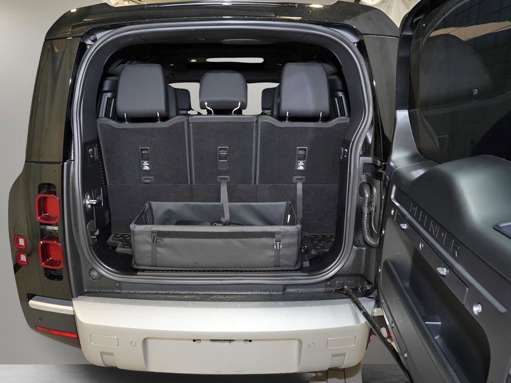 Used 2023 Land Rover Defender 130 SE image 6