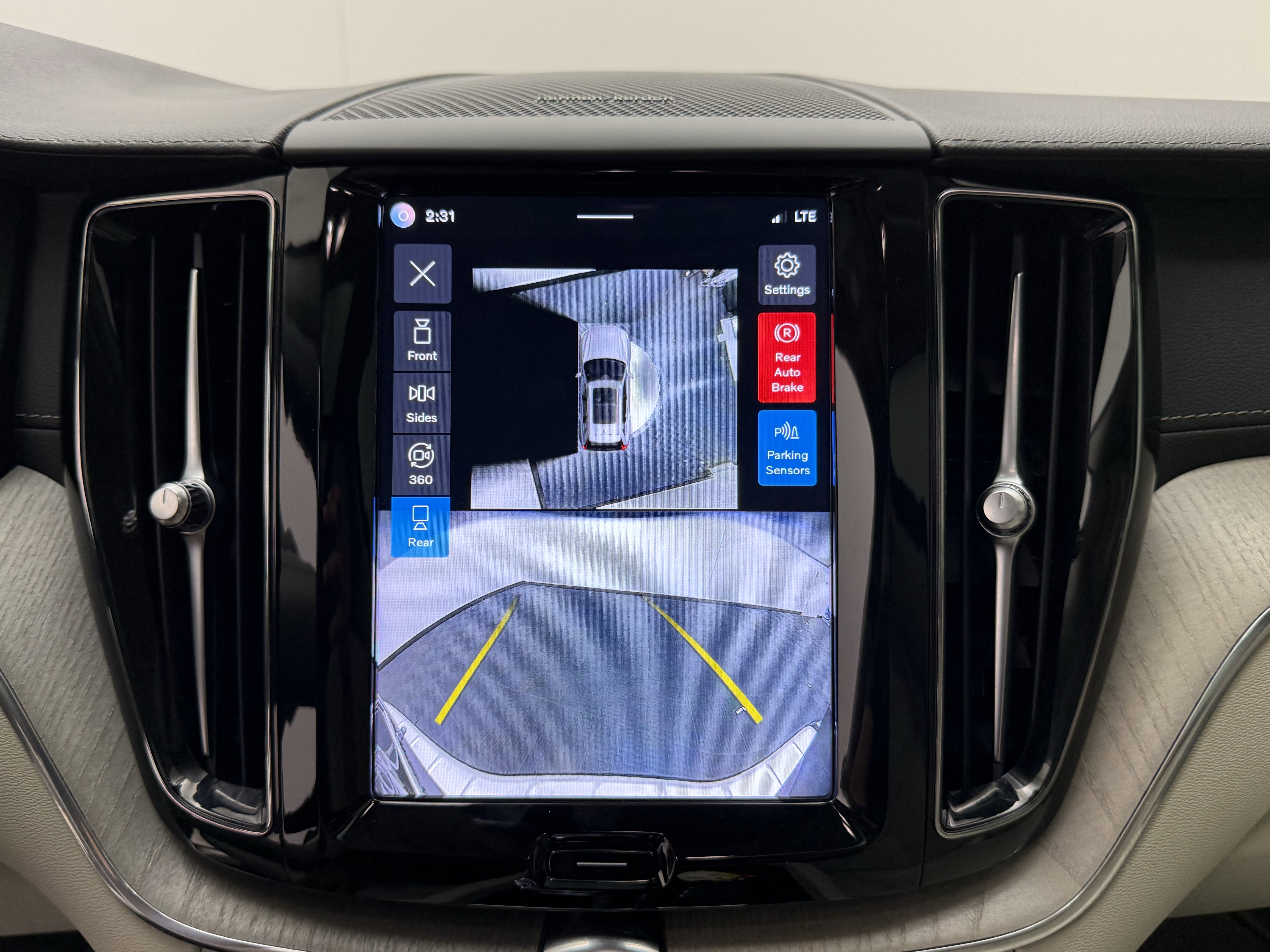 Used 2024 Volvo XC60 B5 Ultimate w/ Protection Package Premier image 19