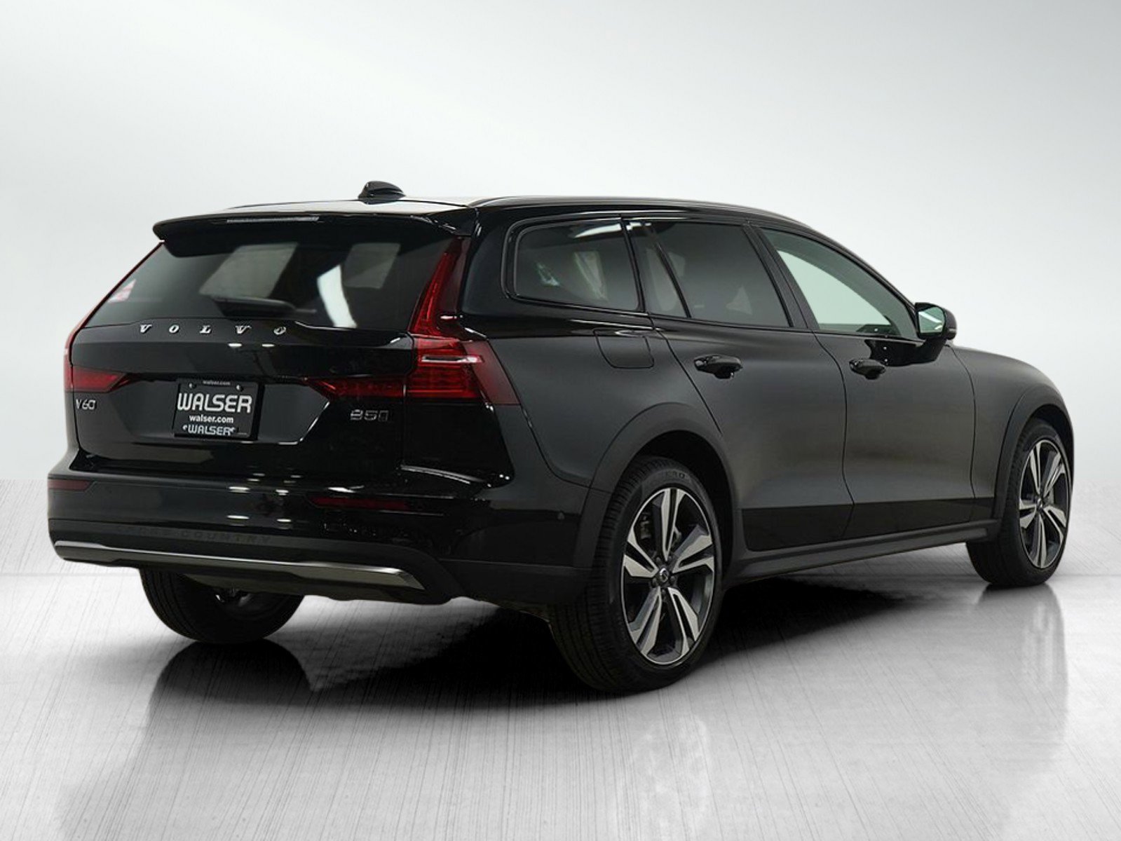 Used 2025 Volvo V60 B5 Cross Country Plus image 5