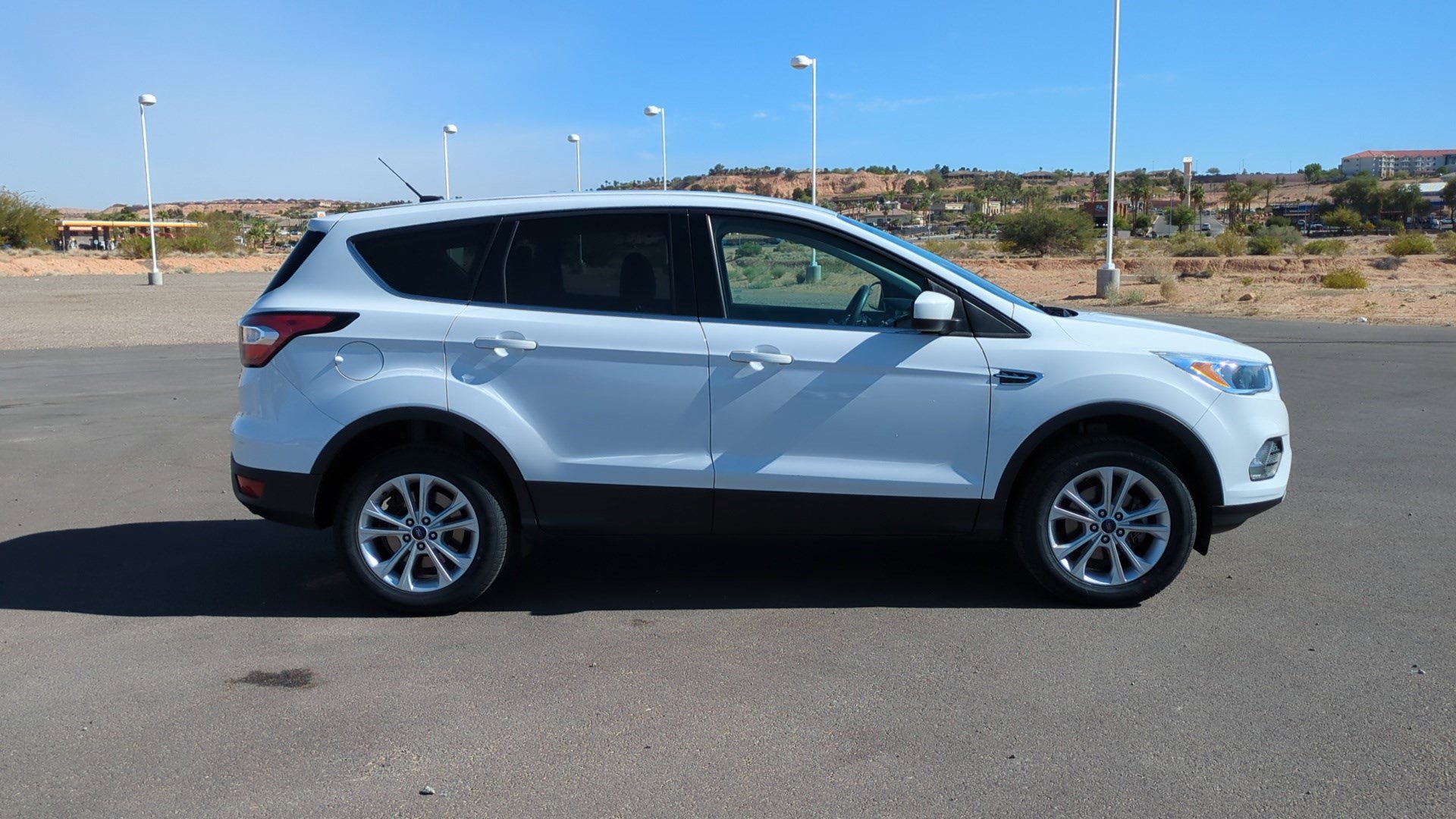 Used 2017 Ford Escape SE image 2