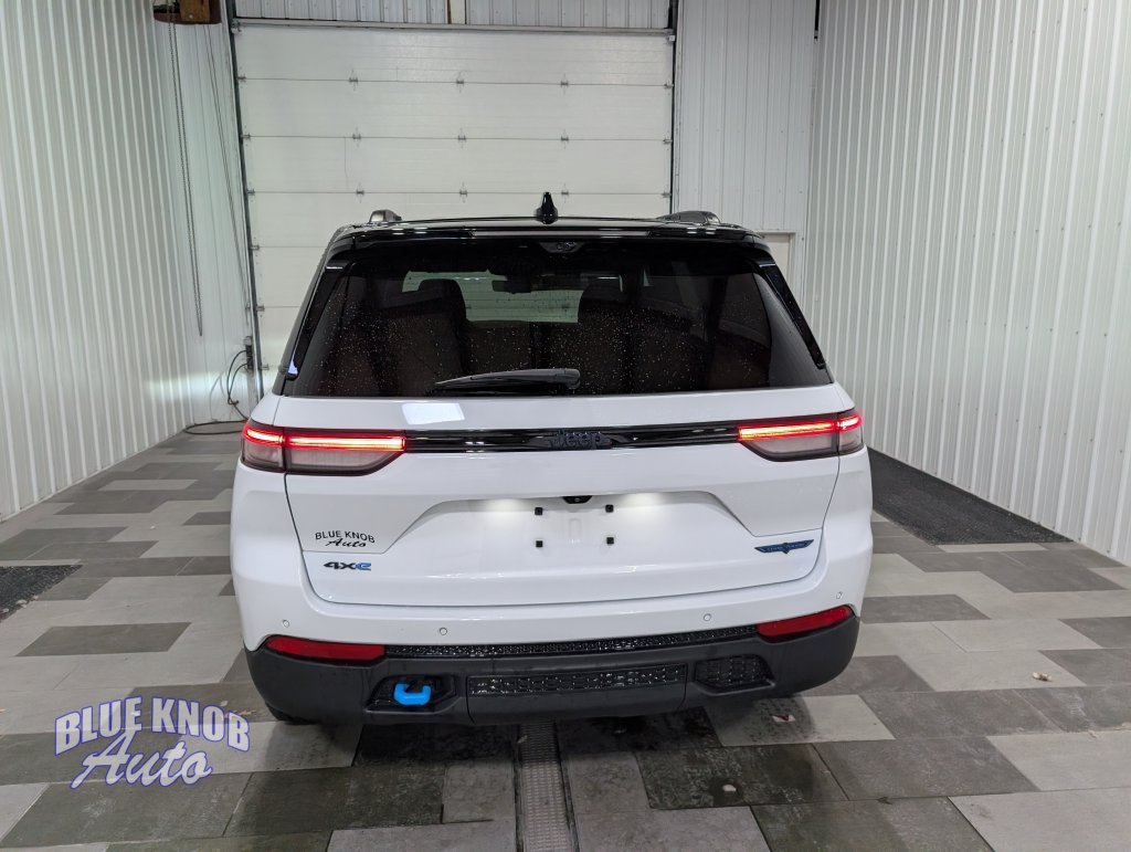 Used 2023 Jeep Grand Cherokee Trailhawk w/ Advanced Protech Group II AWD/4WD image 3