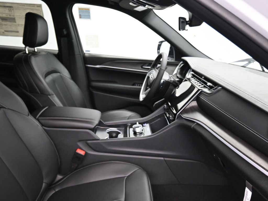 New 2025 Jeep Grand Cherokee Limited w/ Black Appearance Package image 16