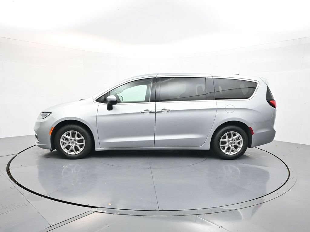Used 2023 Chrysler Pacifica Touring-L FWD image 4