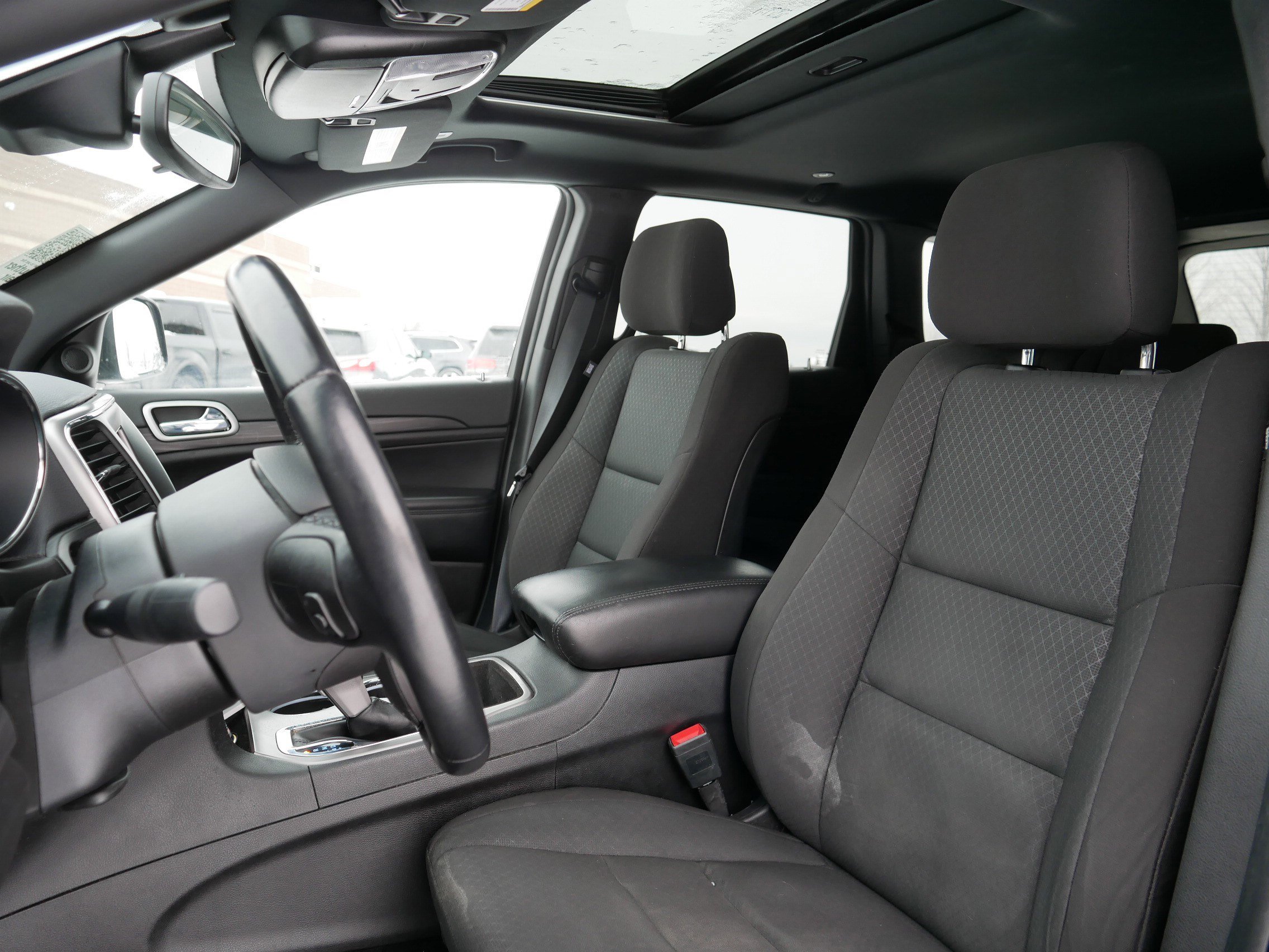 Used 2021 Jeep Grand Cherokee Laredo image 32