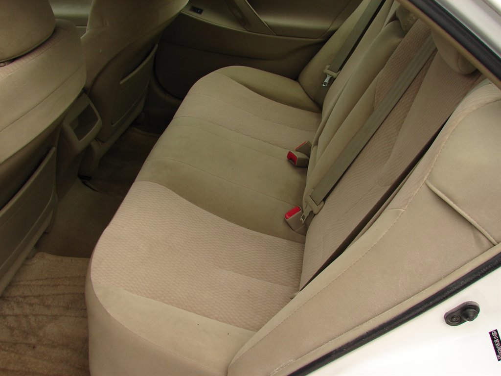 Used 2010 Toyota Camry LE image 10