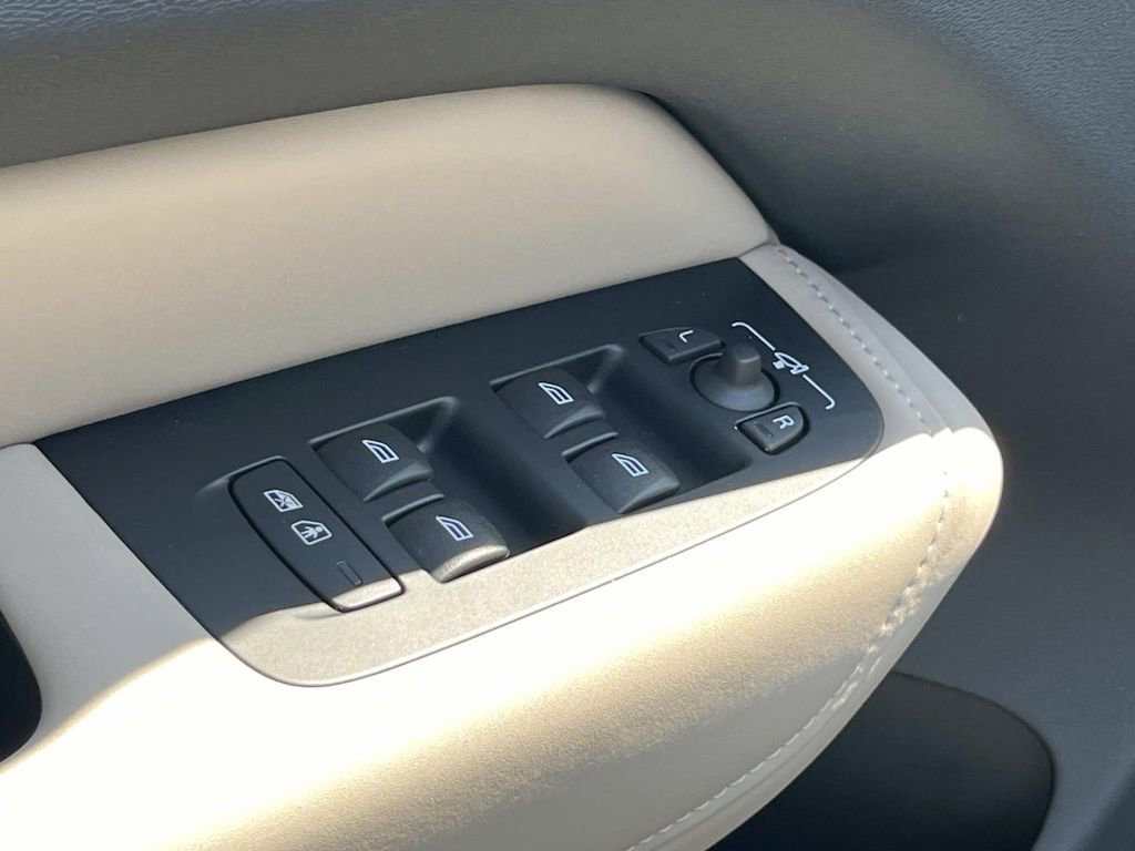 New 2026 Volvo XC60 B5 Plus w/ Protection Package Premier image 23