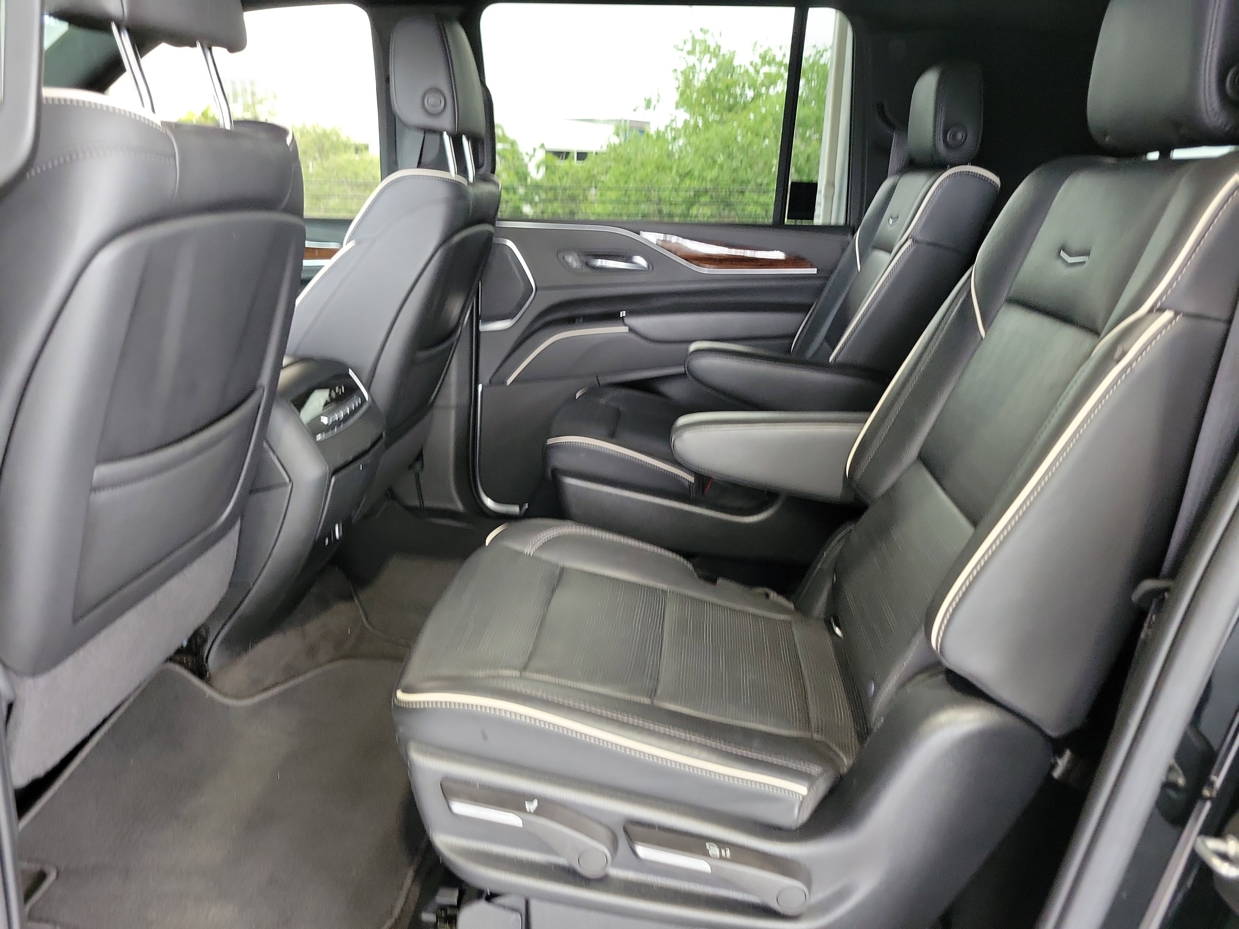 Used 2022 Cadillac Escalade ESV Premium Luxury w/ Performance Package AWD/4WD image 9