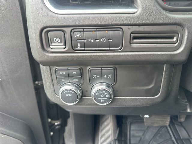 Used 2024 GMC Yukon SLT AWD/4WD image 13