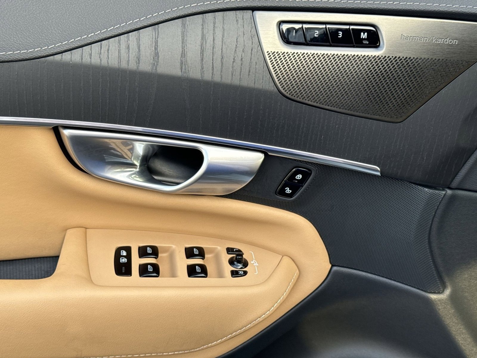 Used 2024 Volvo XC90 B6 Ultimate w/ Protection Package image 15